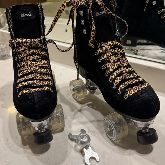 Moxie Panther Outdoor Roller Skates - Picture 4 of 14